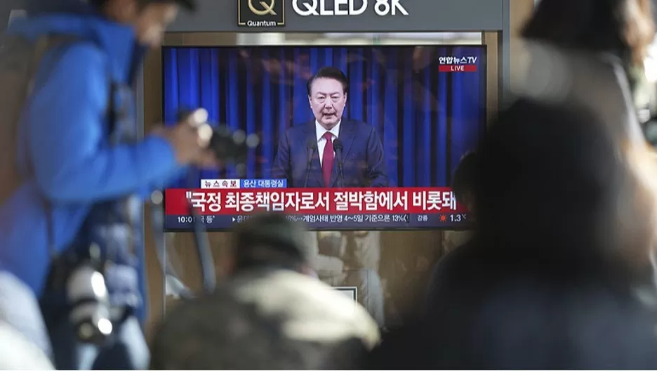 TV phát sóng trực tiếp thông báo của Tổng thống Hàn Quốc Yoon Suk-yeol tại Ga xe lửa Seoul ở Seoul, ngày 7/12. (Nguồn: CFP TV phát sóng trực tiếp thông báo của Tổng thống Hàn Quốc Yoon Suk-yeol tại Ga xe lửa Seoul ở Seoul, ngày 7/12. (Nguồn: CFP