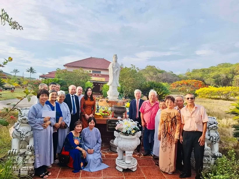 Thứ trưởng Lê Thị Thu Hằng thăm cộng đồng người Việt tại New Caledonia Thứ trưởng Lê Thị Thu Hằng thăm cộng đồng người Việt tại New Caledonia