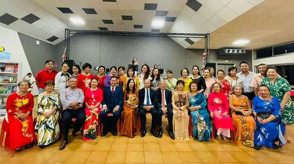 Thứ trưởng Lê Thị Thu Hằng thăm cộng đồng người Việt tại New Caledonia Thứ trưởng Lê Thị Thu Hằng thăm cộng đồng người Việt tại New Caledonia