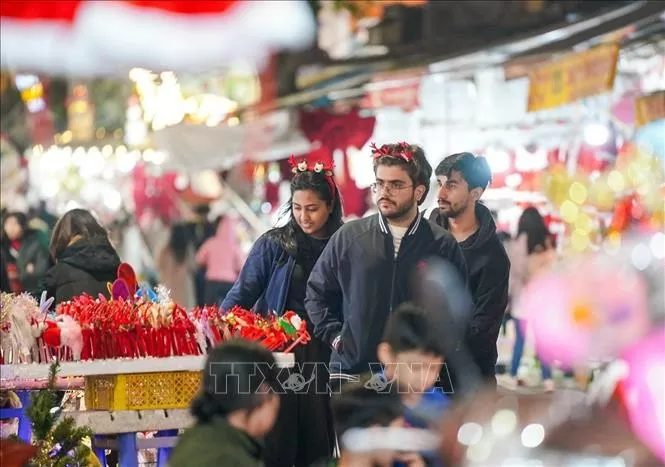 Phố cổ Hà Nội tưng bừng chào đón Giáng sinh Phố cổ Hà Nội tưng bừng chào đón Giáng sinh