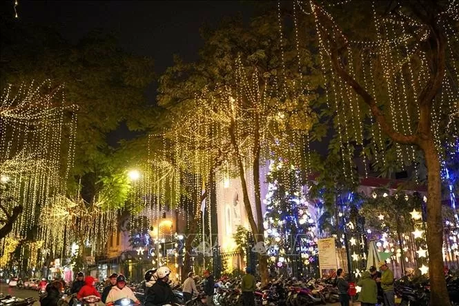 Phố cổ Hà Nội tưng bừng chào đón Giáng sinh Phố cổ Hà Nội tưng bừng chào đón Giáng sinh