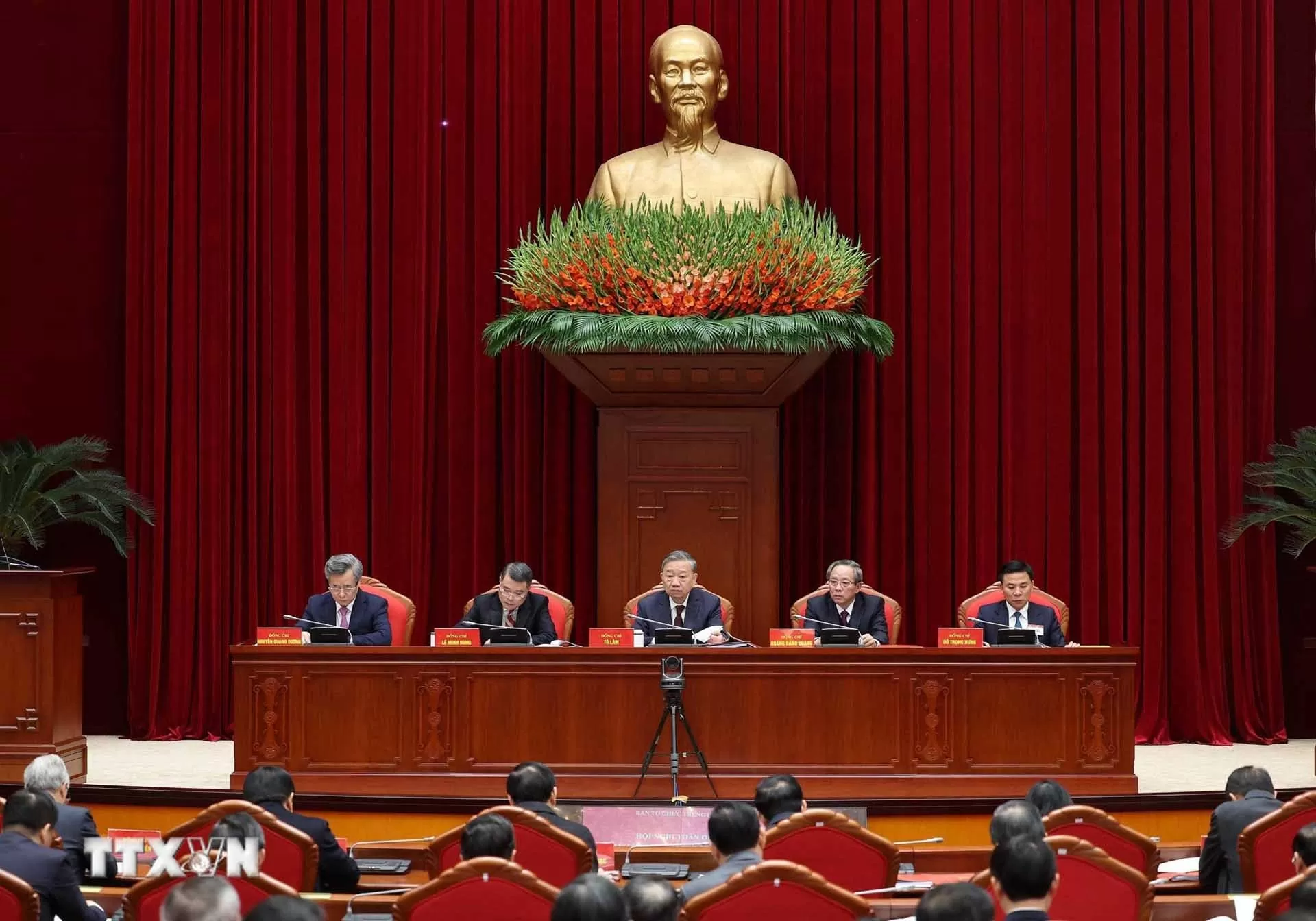 Tổng Bí thư Tô Lâm: Khẩn trương tham mưu việc tinh gọn bộ máy, góp phần tăng tốc, bứt phá vượt các mục tiêu Đại hội XIII của Đảng Tổng Bí thư Tô Lâm: Khẩn trương tham mưu việc tinh gọn bộ máy, góp phần tăng tốc, bứt phá vượt các mục tiêu Đại hội XIII của Đảng