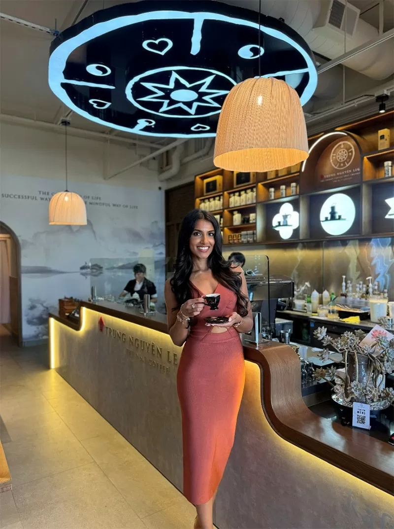 Á hậu Miss USA Chhavi Verg ấn tượng với trải nghiệm “cà phê đến từ phương Đông” và “triết lý nghệ thuật thưởng lãm cà phê độc đáo” tại Thế giới cà phê Trung Nguyên Legend (San Jose, Mỹ), nơi cô khởi đầu hành trình thức tỉnh từ cà phê. Á hậu Miss USA Chhavi Verg ấn tượng với trải nghiệm “cà phê đến từ phương Đông” và “triết lý nghệ thuật thưởng lãm cà phê độc đáo” tại Thế giới cà phê Trung Nguyên Legend (San Jose, Mỹ), nơi cô khởi đầu hành trình thức tỉnh từ cà phê.