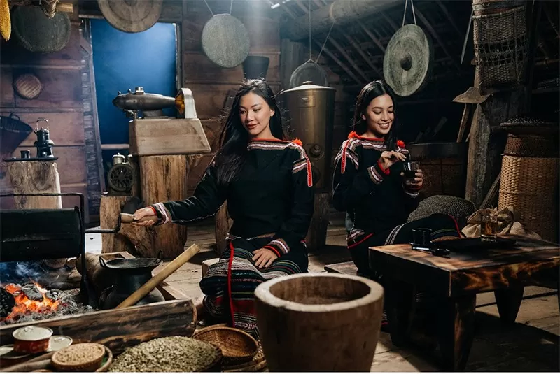 Vùng đất Buôn Ma Thuột với sự khác biệt, đặc biệt về địa lý, văn hóa cùng tình yêu cà phê của con người nơi đây đã tạo nên hương vị hạt cà phê Robusta “ngon nhất thế giới”, “kiên cường và bền bỉ” cùng hệ sinh thái cà phê đa dạng, đặc sắc. Vùng đất Buôn Ma Thuột với sự khác biệt, đặc biệt về địa lý, văn hóa cùng tình yêu cà phê của con người nơi đây đã tạo nên hương vị hạt cà phê Robusta “ngon nhất thế giới”, “kiên cường và bền bỉ” cùng hệ sinh thái cà phê đa dạng, đặc sắc.