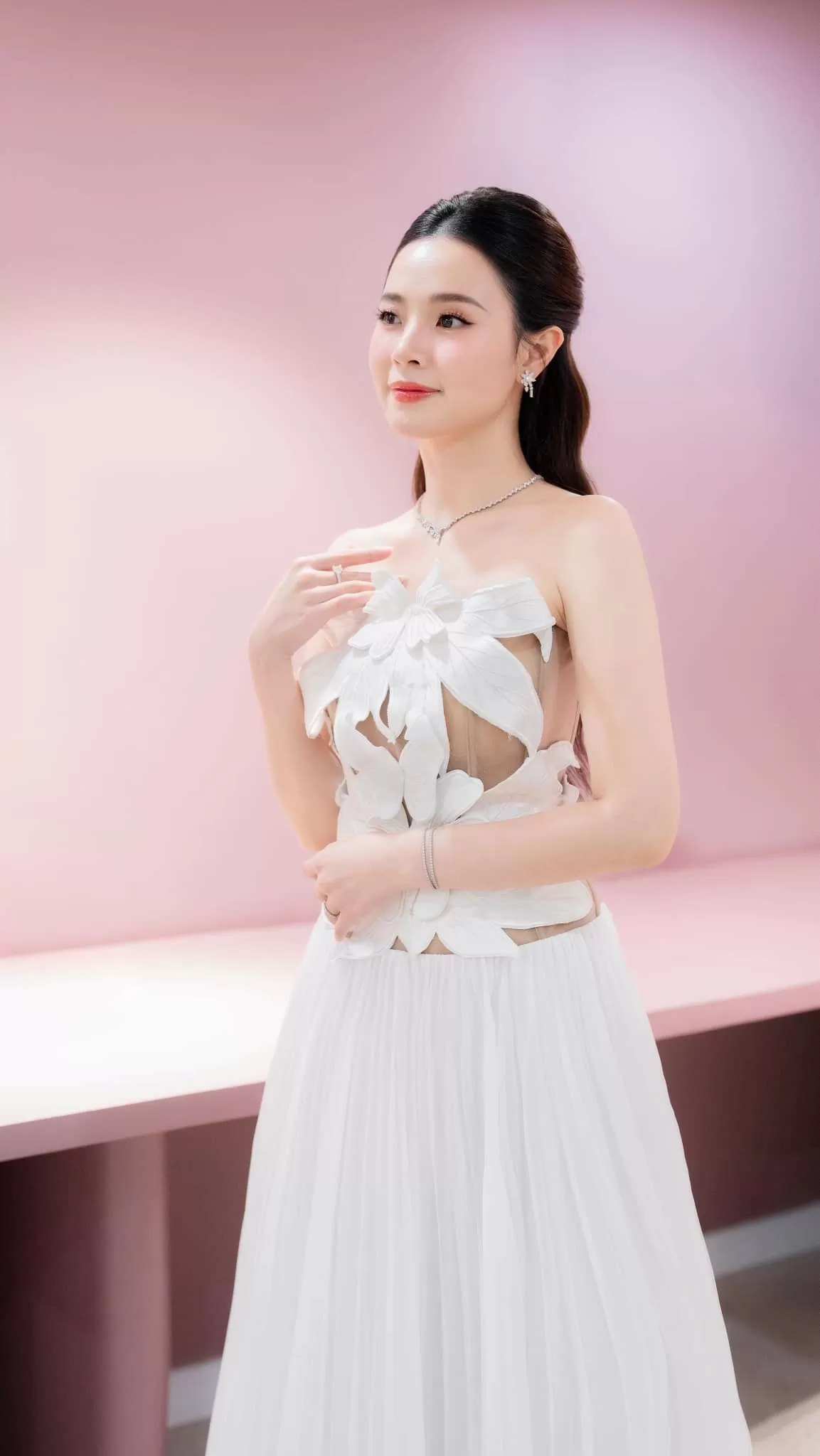 Midu hóa nàng thơ trong bộ ảnh mới Midu hóa nàng thơ trong bộ ảnh mới