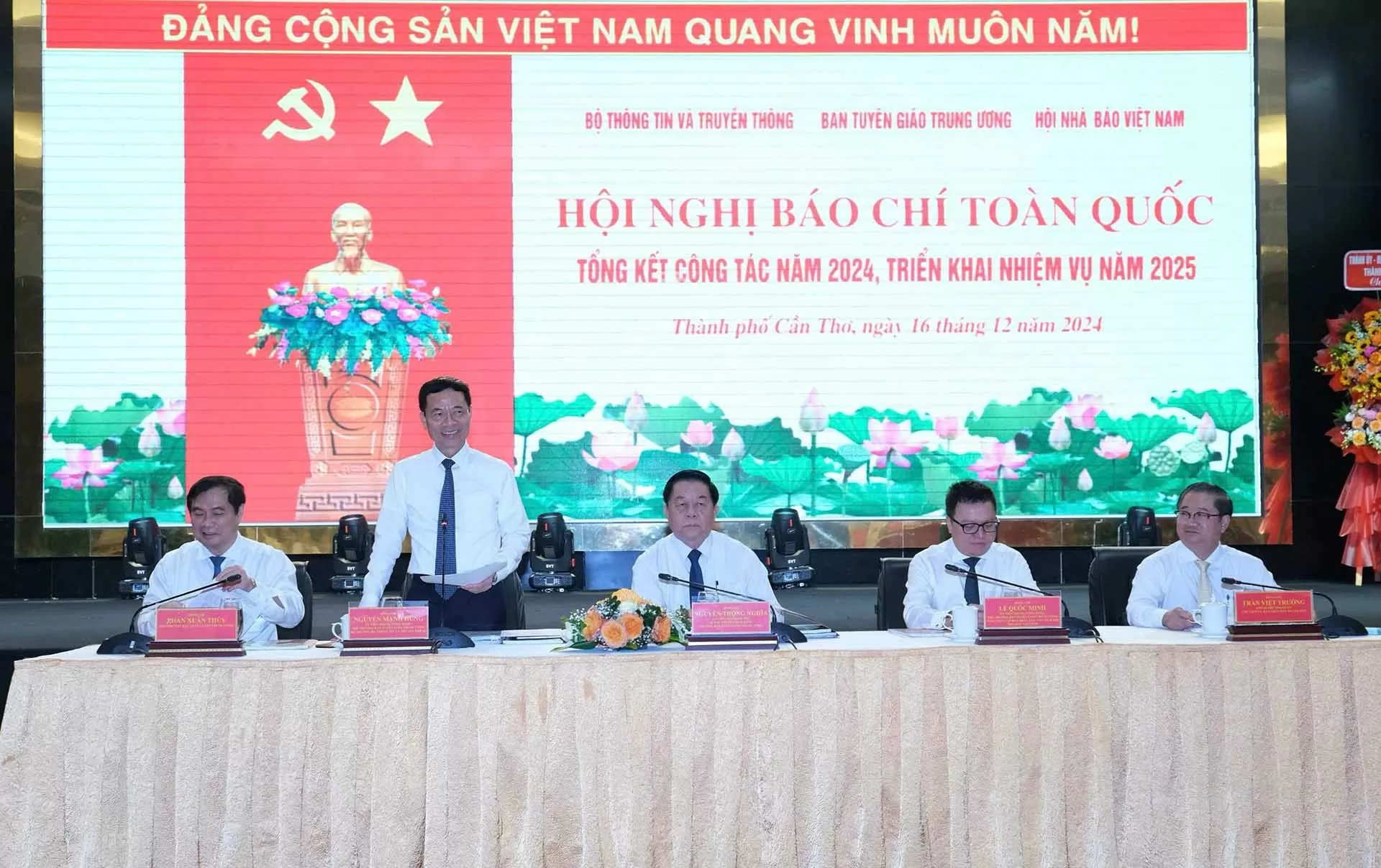 Báo chí tiếp tục quảng bá hình ảnh Việt Nam đổi mới, năng động, góp phần nâng cao vị thế, uy tín trên trường quốc tế Báo chí tiếp tục quảng bá hình ảnh Việt Nam đổi mới, năng động, góp phần nâng cao vị thế, uy tín trên trường quốc tế