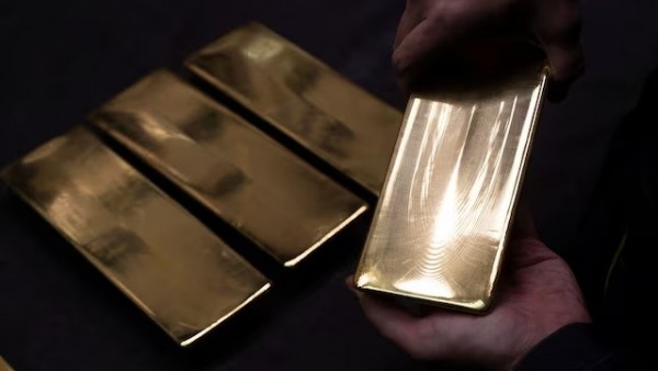 Giá vàng hôm nay 10/1/2026 lấy lại đà tăng, nhà đầu tư lạc quan; Goldman Sachs cảnh báo về biến động giá bạc