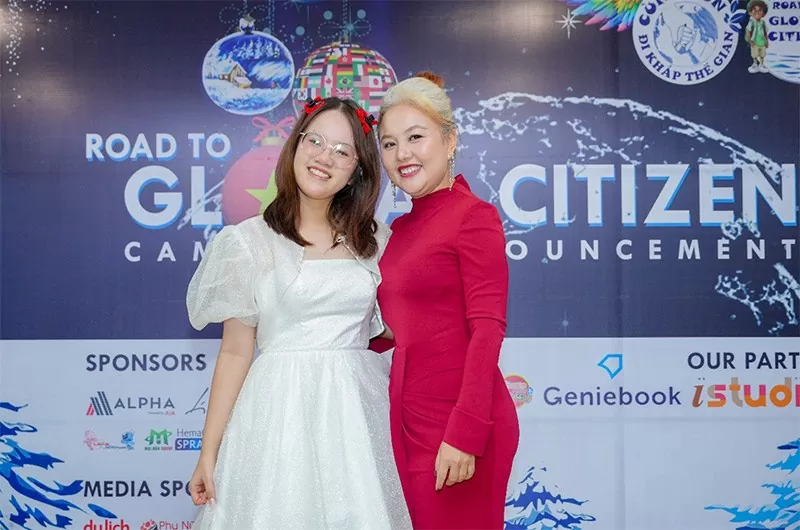 Bà Trương Ngọc Minh Đăng – Sáng lập kiêm Điều hành DNXH Cùng Con Đi Khắp Thế Gian và Cố vấn Giáo dục & Ngôn ngữ - Nguyễn Thư Kỳ. Bà Trương Ngọc Minh Đăng – Sáng lập kiêm Điều hành DNXH Cùng Con Đi Khắp Thế Gian và Cố vấn Giáo dục & Ngôn ngữ - Nguyễn Thư Kỳ.