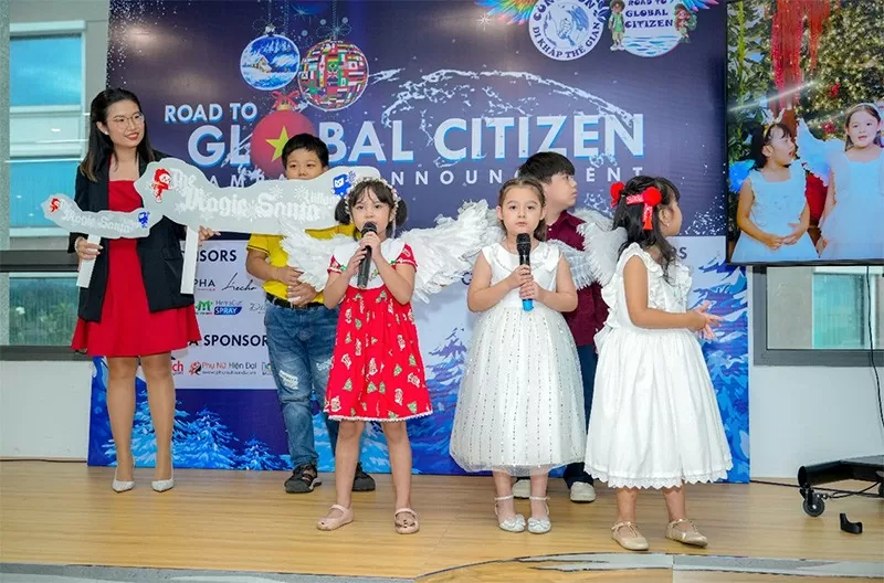 Các bé con lai cùng nhau tái hiện bài hát Feliz Navidad trong MV The Magic Santa Village. Các bé con lai cùng nhau tái hiện bài hát Feliz Navidad trong MV The Magic Santa Village.