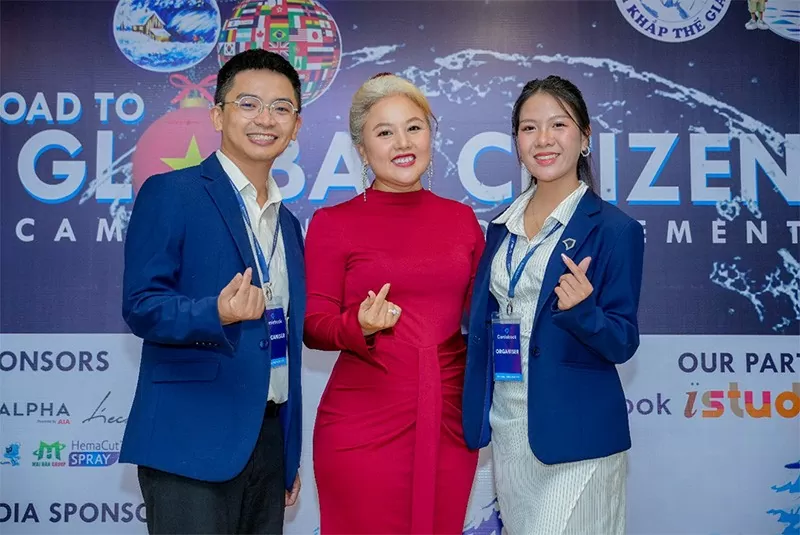 Bà Minh Đăng cùng hai đại diện từ Geniebook Việt Nam. Bà Minh Đăng cùng hai đại diện từ Geniebook Việt Nam.