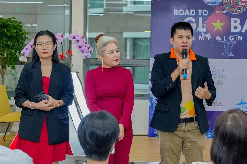 Ông Vũ Đức Phong và Bà Phạm Khương Kim Ngọc từ iStudio trình bày về các cơ hội nhận học bổng quốc tế. Ông Vũ Đức Phong và Bà Phạm Khương Kim Ngọc từ iStudio trình bày về các cơ hội nhận học bổng quốc tế.