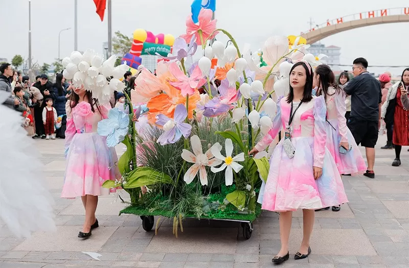 Lần đầu tiên sự kiện diễu hành mần non được tổ chức tại Cung Thiếu nhi Hà Nội Lần đầu tiên sự kiện diễu hành mầm non được tổ chức tại Cung Thiếu nhi Hà Nội