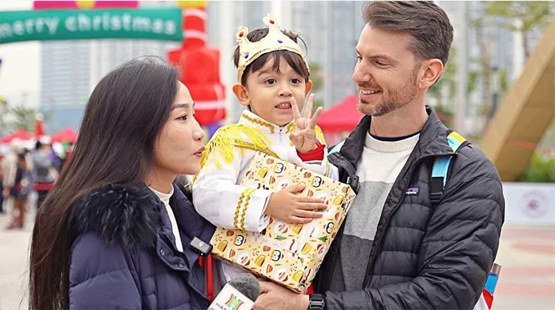 Gia đình anh Justin McCormack và chị Bùi Thị Kim Dung chia sẻ về niềm vui khi thấy con vui vẻ, tự tin tham gia đoàn diễu hành. Gia đình anh Justin McCormack và chị Bùi Thị Kim Dung chia sẻ về niềm vui khi thấy con vui vẻ, tự tin tham gia đoàn diễu hành.