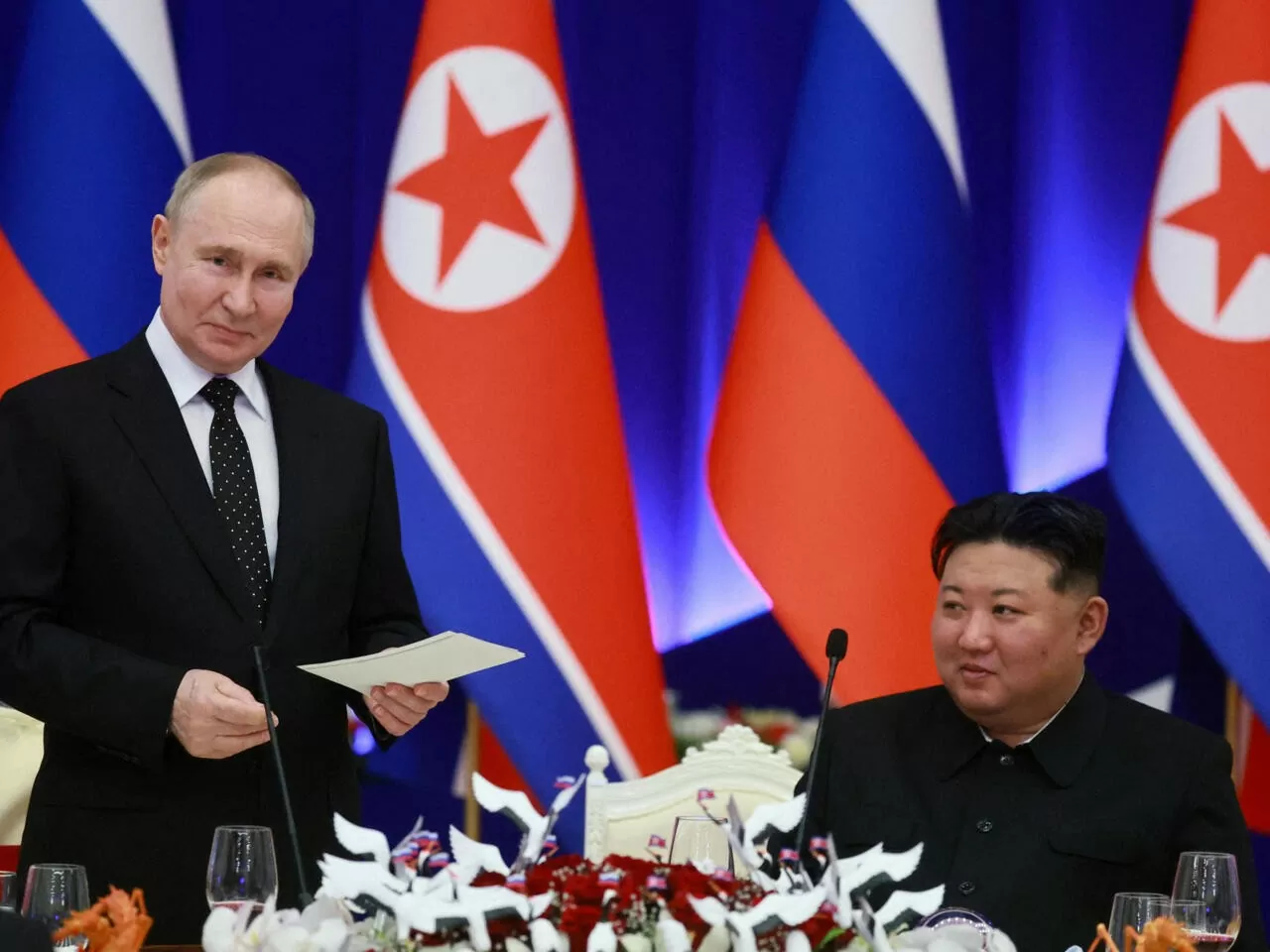EU trừng phạt toàn diện vào hợp tác quân sự Nga-Triều Tiên, Mỹ hợp sức, Nga nói bị dồn đến 'lằn ranh đỏ'