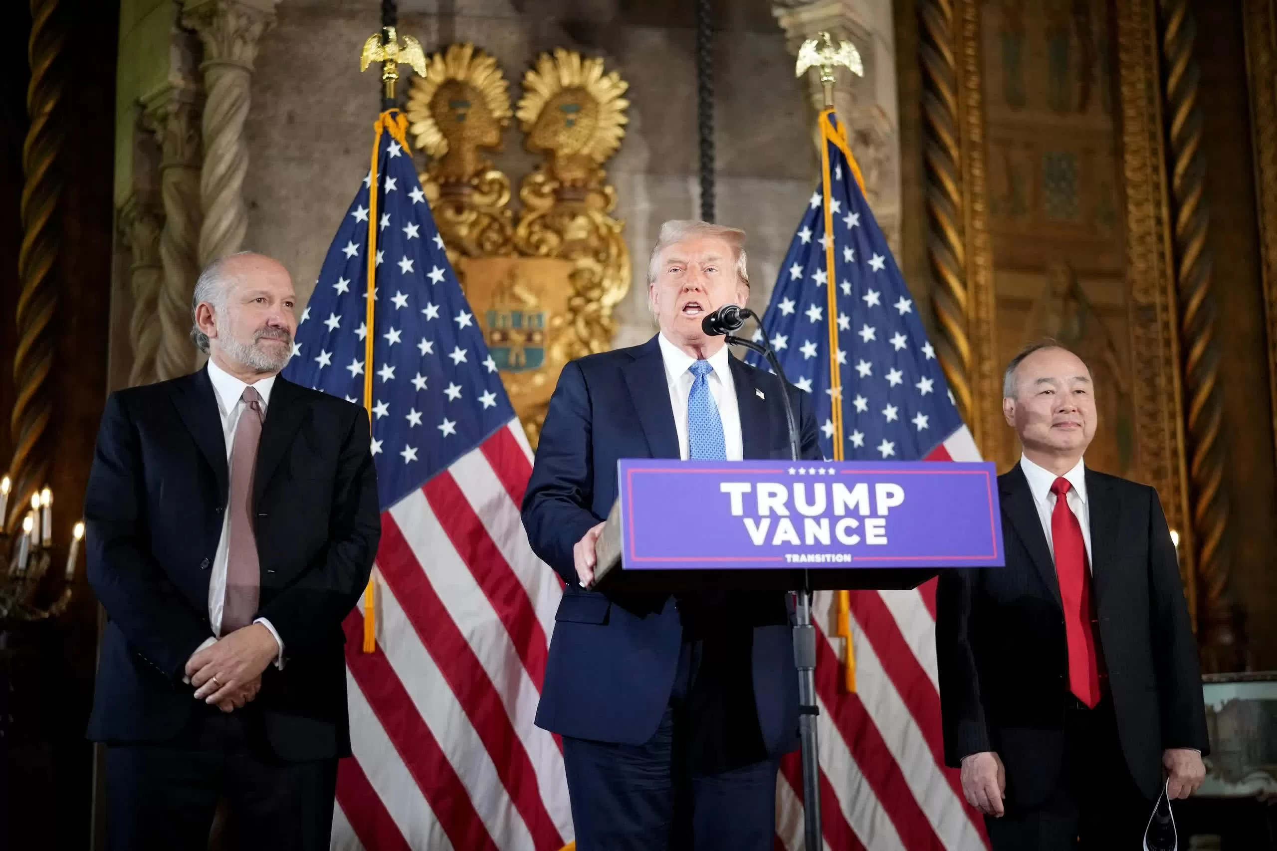 Tổng thống đắc cử Donald Trump công bố cam kết đầu tư từ SoftBank tại Mar-a-Lago. (Nguồn: AFP) Tổng thống đắc cử Donald Trump công bố cam kết đầu tư từ SoftBank tại Mar-a-Lago. (Nguồn: AFP)