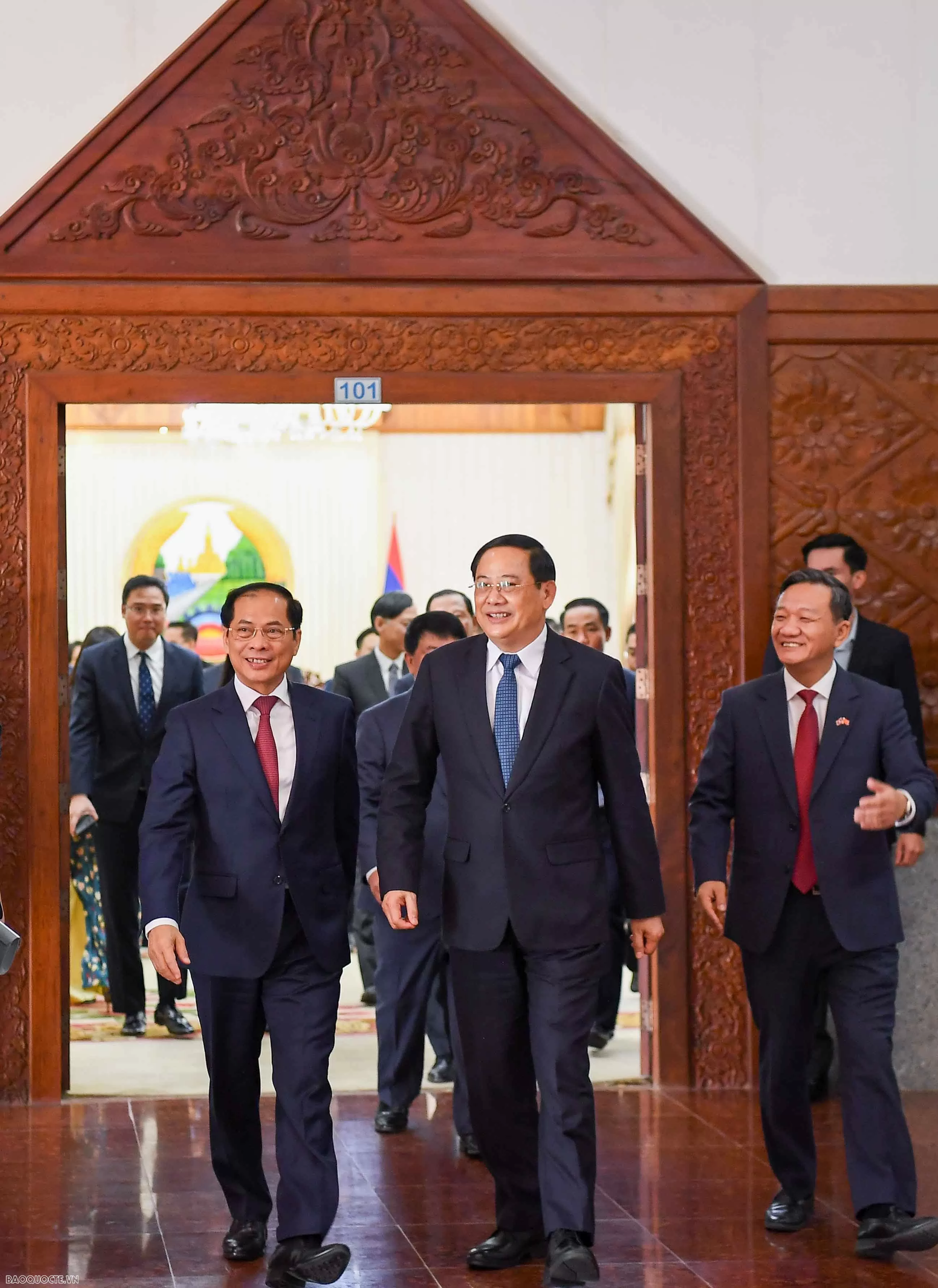 Phó Thủ tướng, Bộ trưởng Ngoại giao Bùi Thanh Sơn hội kiến Tổng Tổng Bí thư, Chủ tịch nước và Thủ tướng Lào Phó Thủ tướng, Bộ trưởng Ngoại giao Bùi Thanh Sơn hội kiến Tổng Bí thư, Chủ tịch nước và Thủ tướng Lào