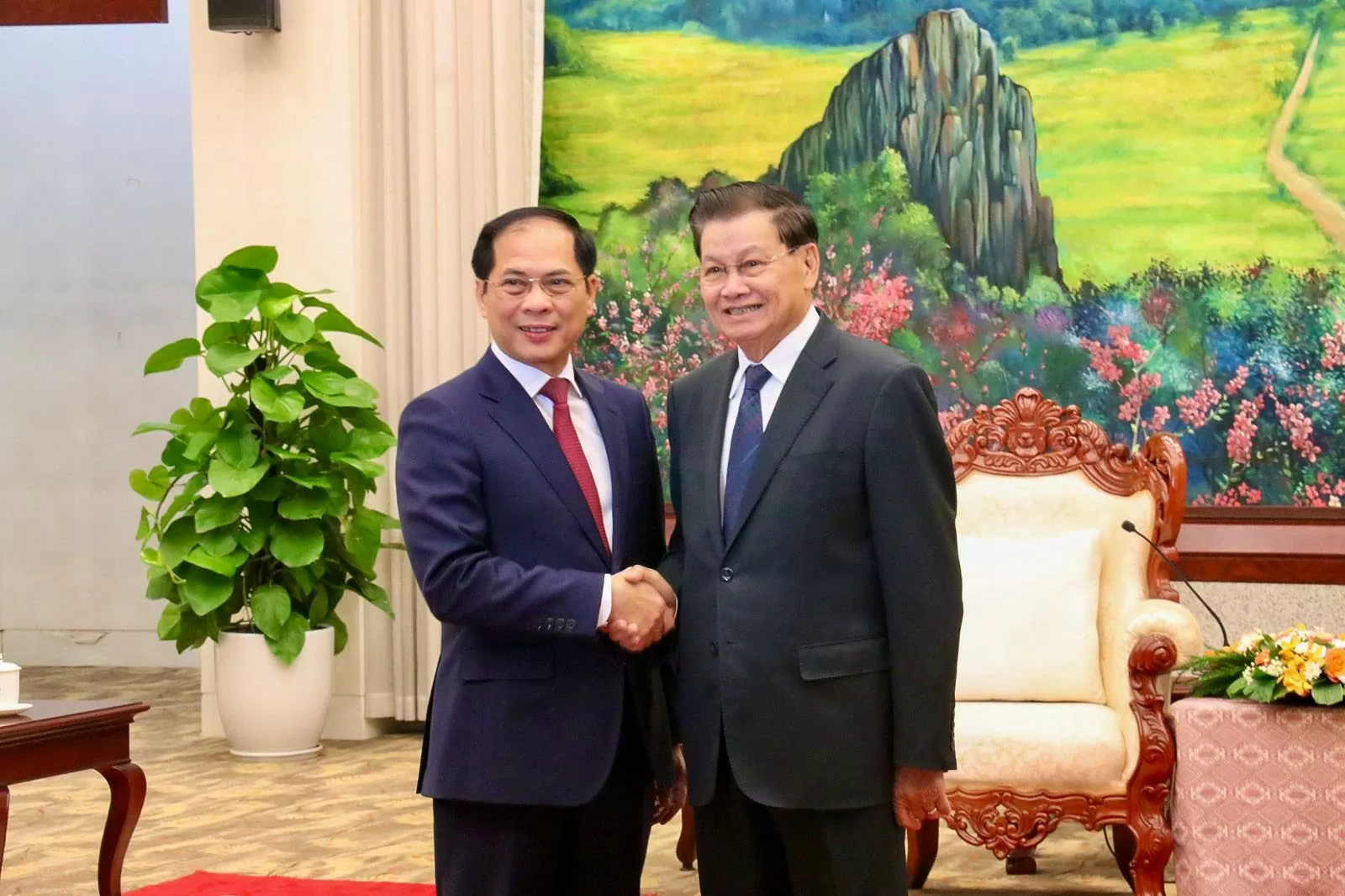 Phó Thủ tướng, Bộ trưởng Ngoại giao Bùi Thanh Sơn hội kiến Tổng Tổng Bí thư, Chủ tịch nước và Thủ tướng Lào Việt Nam-Lào: Song hành chặt chẽ, phát triển mạnh mẽ