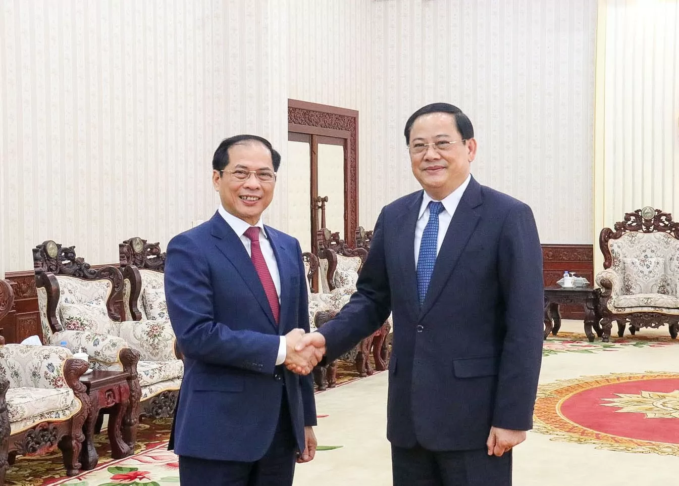 Phó Thủ tướng, Bộ trưởng Ngoại giao Bùi Thanh Sơn hội kiến Tổng Tổng Bí thư, Chủ tịch nước và Thủ tướng Lào Việt Nam-Lào: Song hành chặt chẽ, phát triển mạnh mẽ