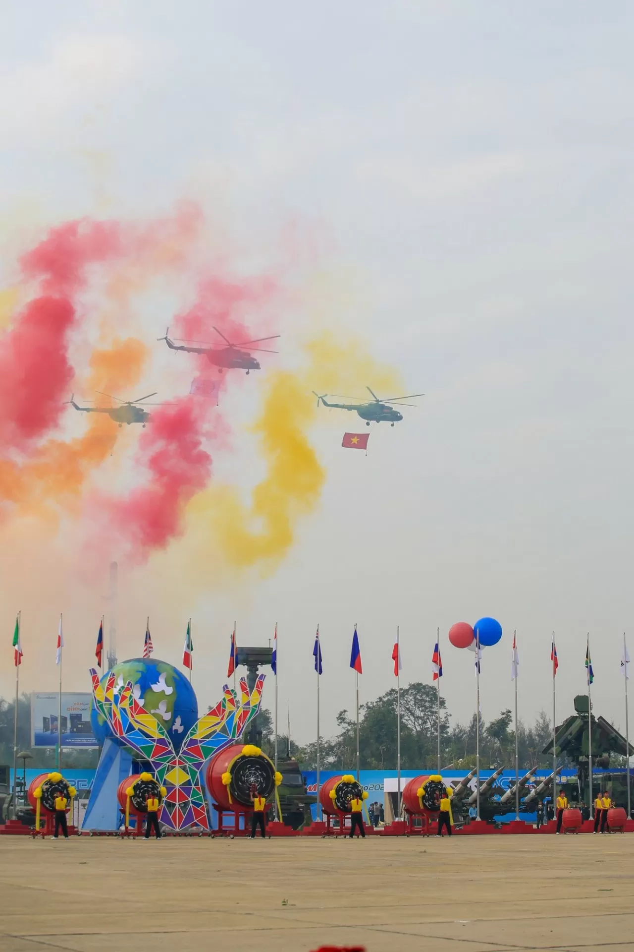 7 trực thăng của Trung đoàn Không quân 916 (Quân chủng PK-KQ), biểu diễn kéo cờ Tổ quốc, cờ triển lãm qua khán đài. (Ảnh: Anh Tuấn) 7 trực thăng của Trung đoàn Không quân 916 (Quân chủng PK-KQ), biểu diễn kéo cờ Tổ quốc, cờ triển lãm qua khán đài. (Ảnh: Anh Tuấn)