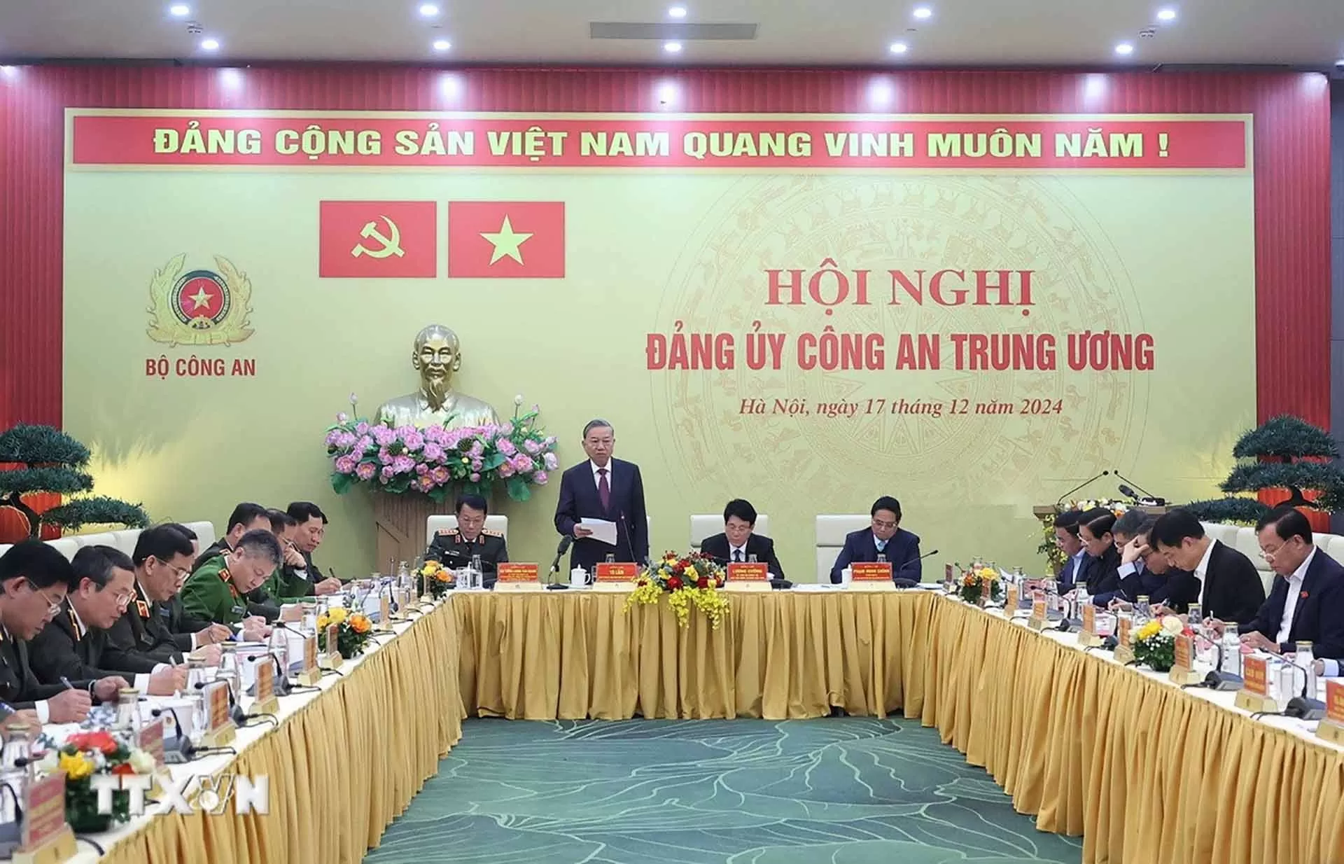 Bảo đảm an ninh, trật tự phải góp phần mở rộng không gian phát triển, thúc đẩy mạnh mẽ các hoạt động đầu tư, sản xuất kinh doanh Bảo đảm an ninh, trật tự phải góp phần mở rộng không gian phát triển, thúc đẩy mạnh mẽ các hoạt động đầu tư, sản xuất kinh doanh
