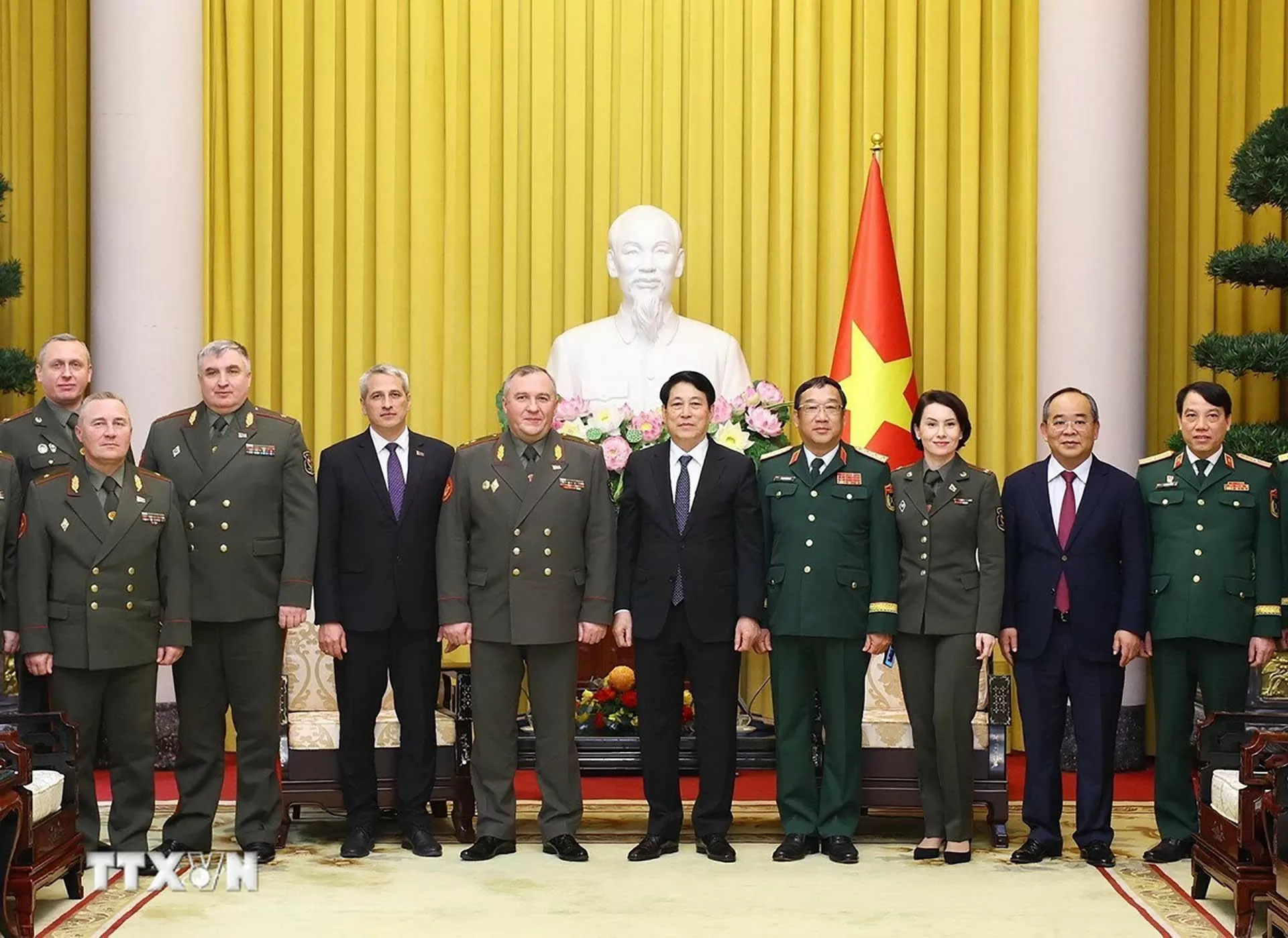 Chủ tịch nước Lương Cường tiếp Bộ trưởng Quốc phòng Belarus Khrenin Viktor Gennadievich