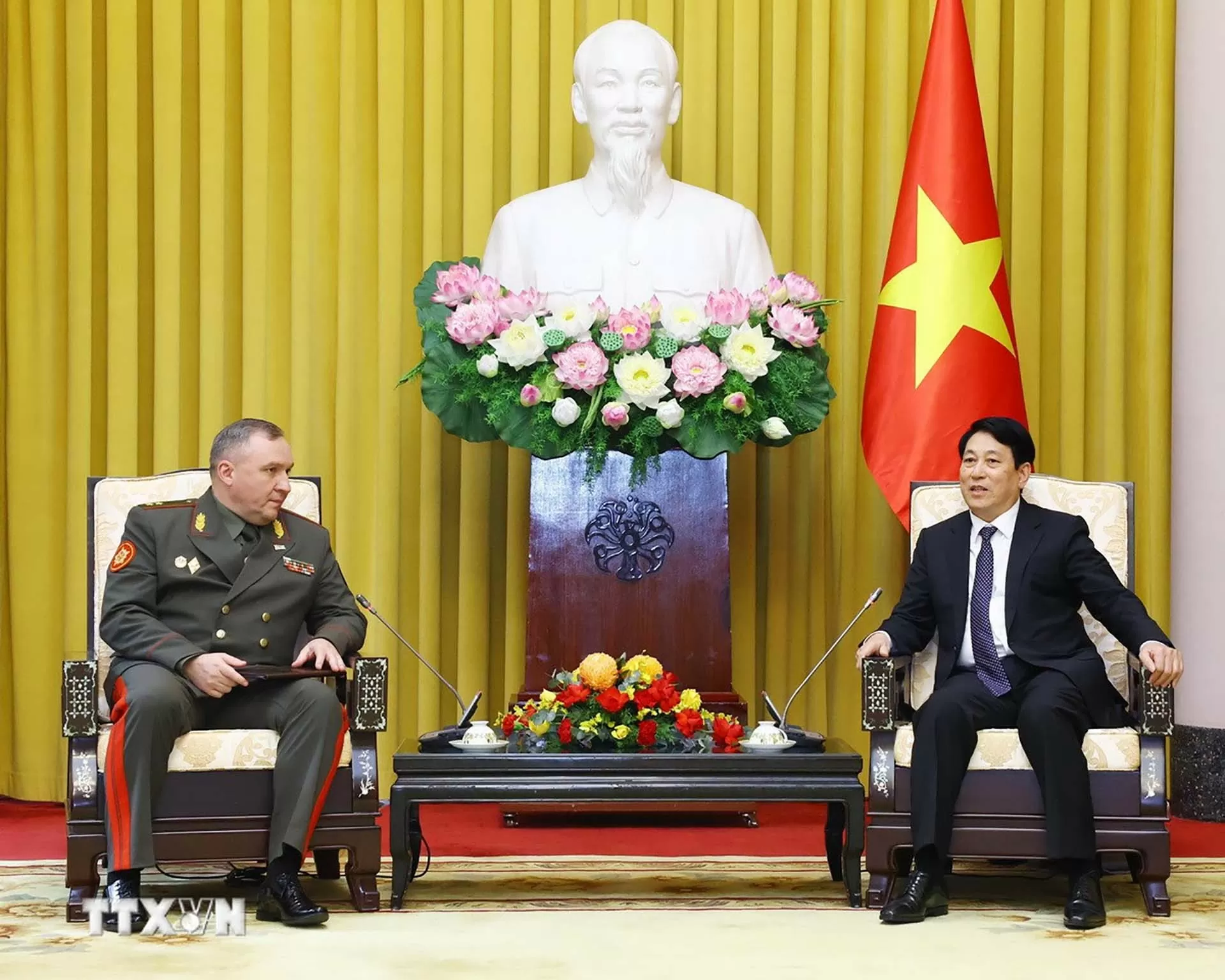 Chủ tịch nước Lương Cường tiếp Bộ trưởng Quốc phòng Belarus Khrenin Viktor Gennadievich