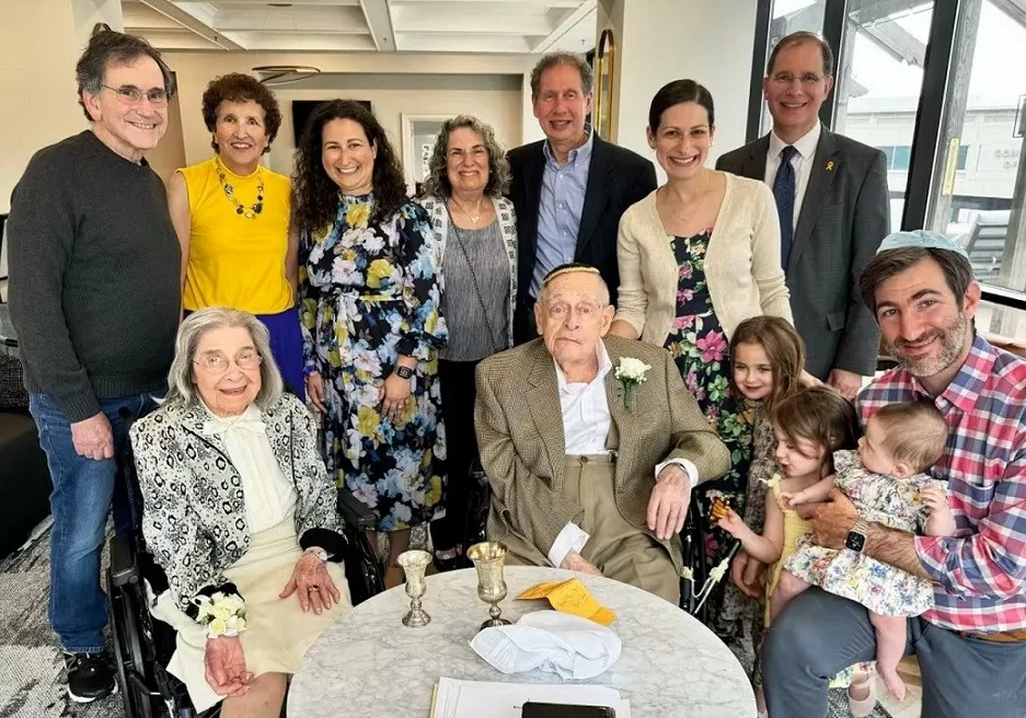 Cặp đôi 102 và 100 tuổi lập kỷ lục về cặp đôi mới cưới lớn tuổi nhất thế giới