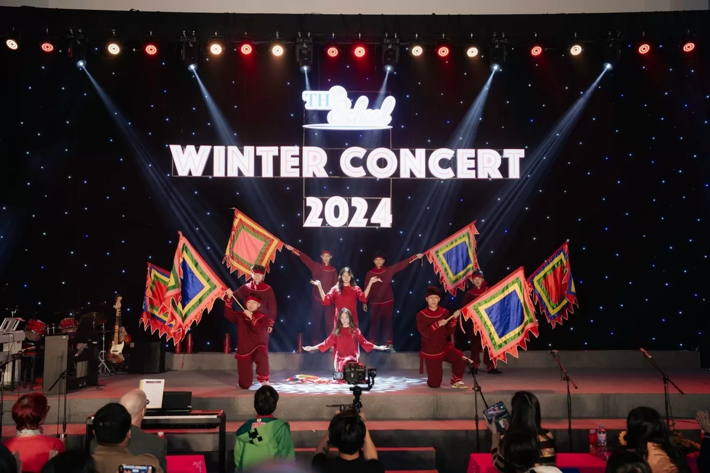 “Trống Cơm” phiên bản đặc biệt từng xuất hiện trên một gameshow nổi tiếng nay được tái hiện trên sân khấu Nhạc hội Mùa đông 2024 bởi các nghệ sĩ trẻ khối 11 và 12 TH School Hoà Lạc. “Trống Cơm” phiên bản đặc biệt từng xuất hiện trên một gameshow nổi tiếng nay được tái hiện trên sân khấu Nhạc hội Mùa đông 2024 bởi các nghệ sĩ trẻ khối 11 và 12 TH School Hoà Lạc.