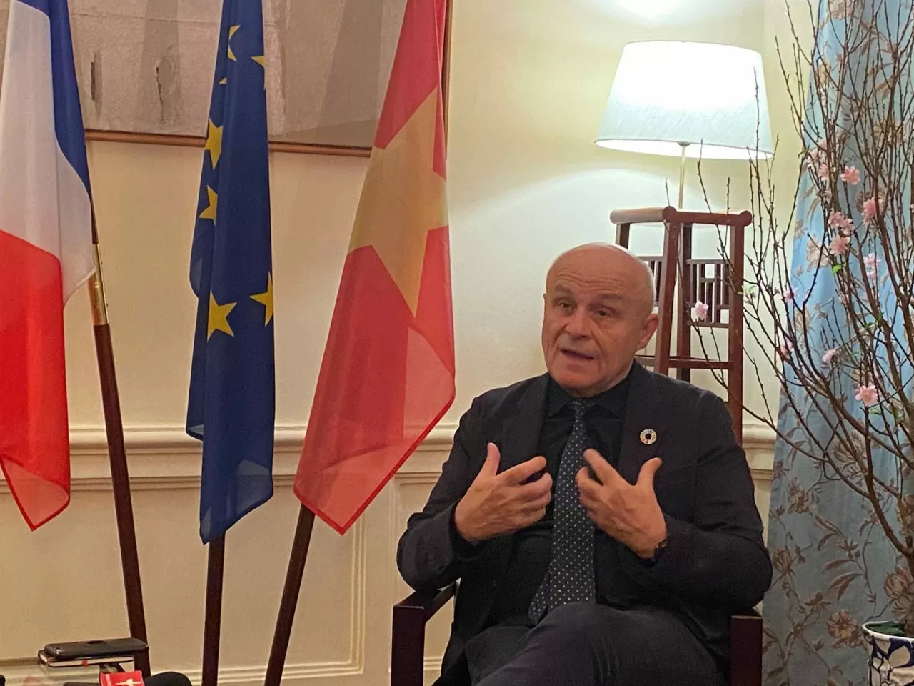 Đại sứ Olivier Poivre d'Arvor đặc phái viên của Tổng thống nước Cộng hòa Pháp về các vấn đề đại dương và vùng địa cực. (Ảnh: Ngọc Anh) Đại sứ Olivier Poivre d'Arvor đặc phái viên của Tổng thống nước Cộng hòa Pháp về các vấn đề đại dương và vùng địa cực. (Ảnh: Ngọc Anh)
