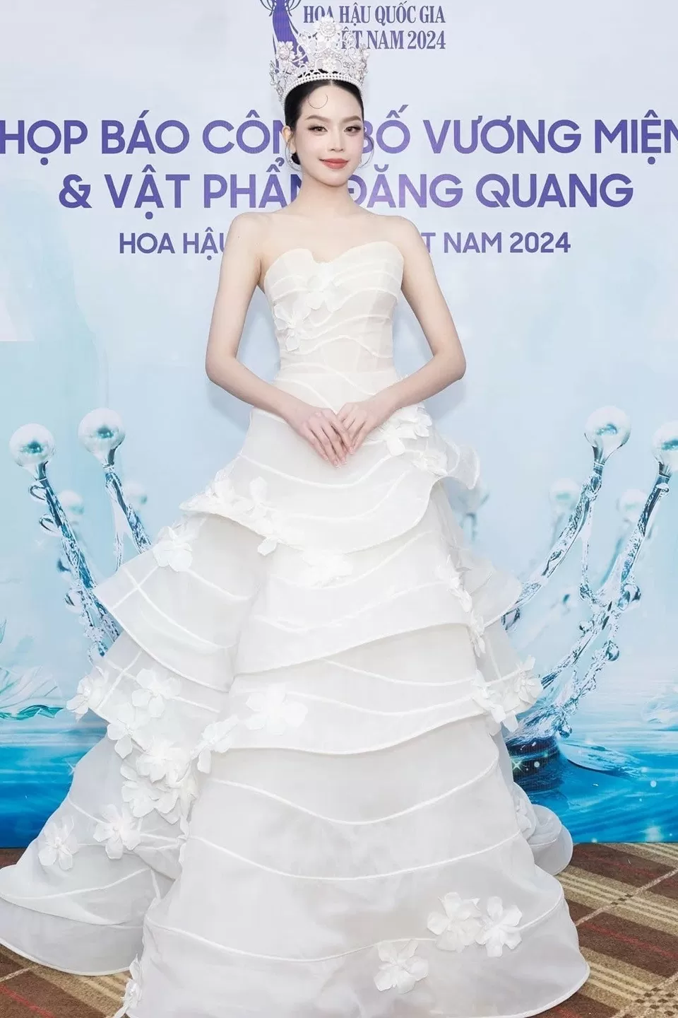 Hoa hậu Thanh Thủy diện đầm trắng tôn vóc dáng mảnh mai. Cô đội vương miện Miss International nổi bật trên thảm đỏ. Hoa hậu Thanh Thủy diện đầm trắng tôn vóc dáng mảnh mai. Cô đội vương miện Miss International nổi bật trên thảm đỏ.