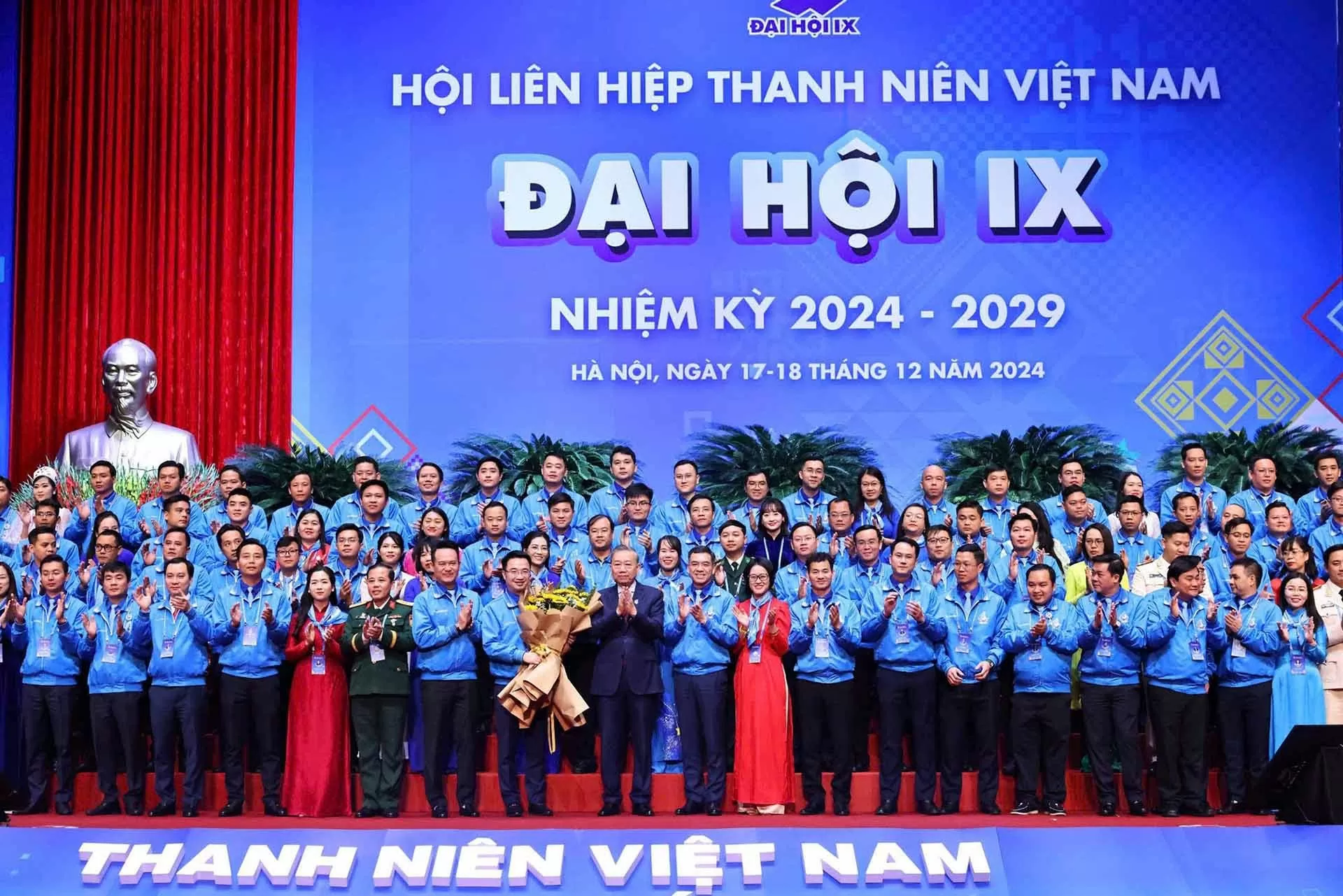 Tổng Bí thư Tô Lâm tặng hoa chúc mừng Ủy ban Trung ương Hội Liên hiệp Thanh niên Việt Nam khóa IX. (Nguồn: VGP) Tổng Bí thư Tô Lâm tặng hoa chúc mừng Ủy ban Trung ương Hội Liên hiệp Thanh niên Việt Nam khóa IX. (Nguồn: VGP)