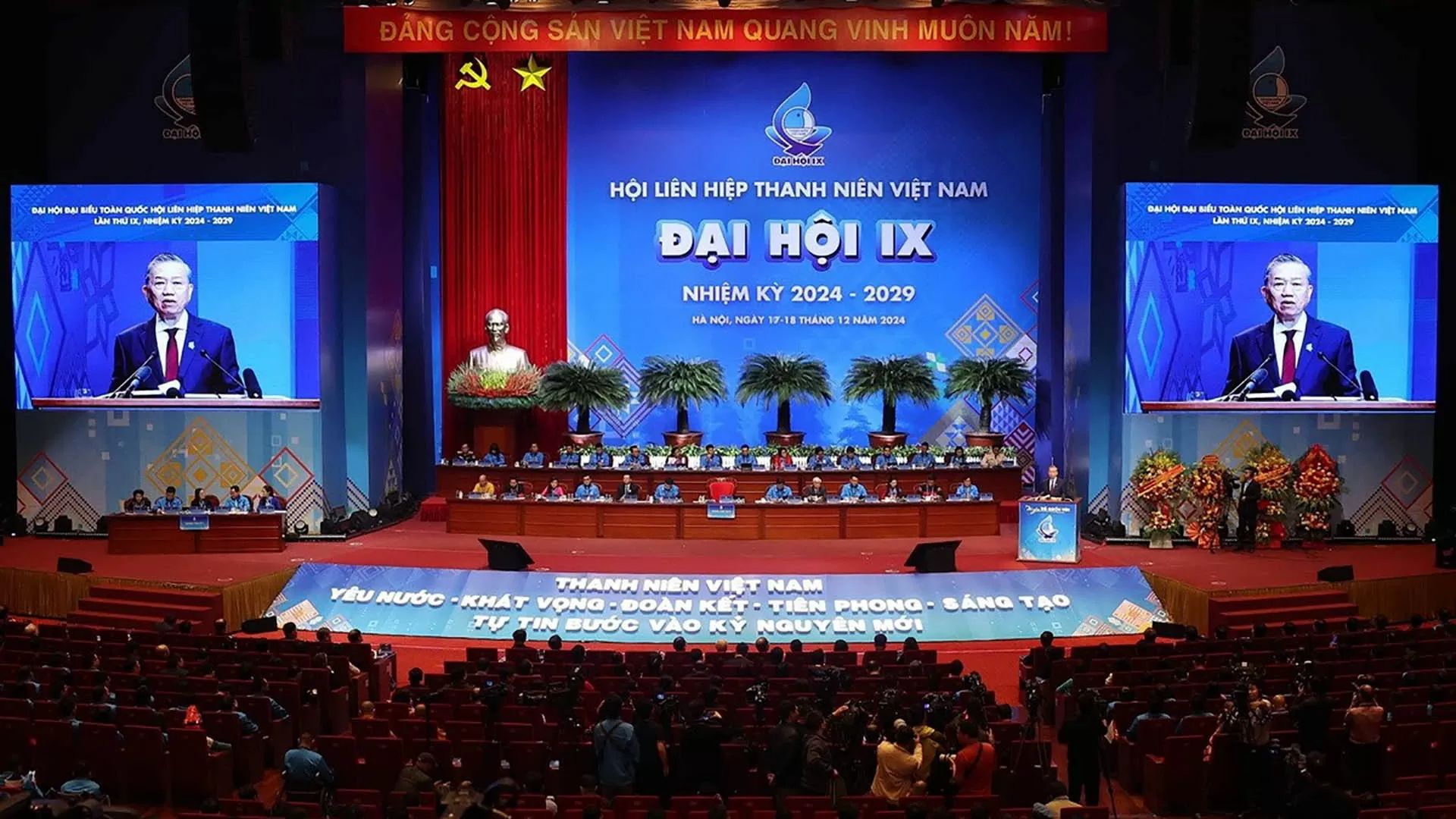 Đảng, Nhà nước luôn đặt thanh niên ở vị trí trung tâm trong nhiều vấn đề lớn của đất nước Đảng, Nhà nước luôn đặt thanh niên ở vị trí trung tâm trong nhiều vấn đề lớn của đất nước