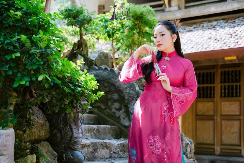 Áo dài luôn là lựa chọn ưu tiên của ca sĩ Bạch Trà khi biểu diễn. Áo dài luôn là lựa chọn ưu tiên của ca sĩ Bạch Trà khi biểu diễn.