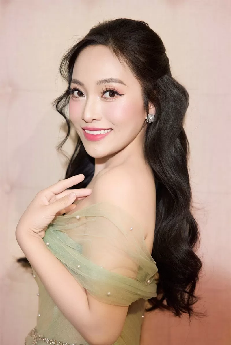 Ca sĩ Trần Bạch Trà. Ca sĩ Trần Bạch Trà.