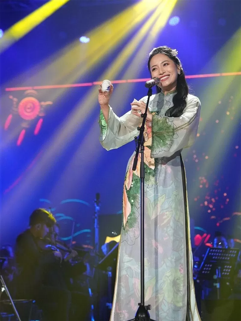 Giọng ca trữ tình ngọt ngào với ca khúc mang âm hưởng quê hương. Giọng ca trữ tình ngọt ngào với ca khúc mang âm hưởng quê hương.