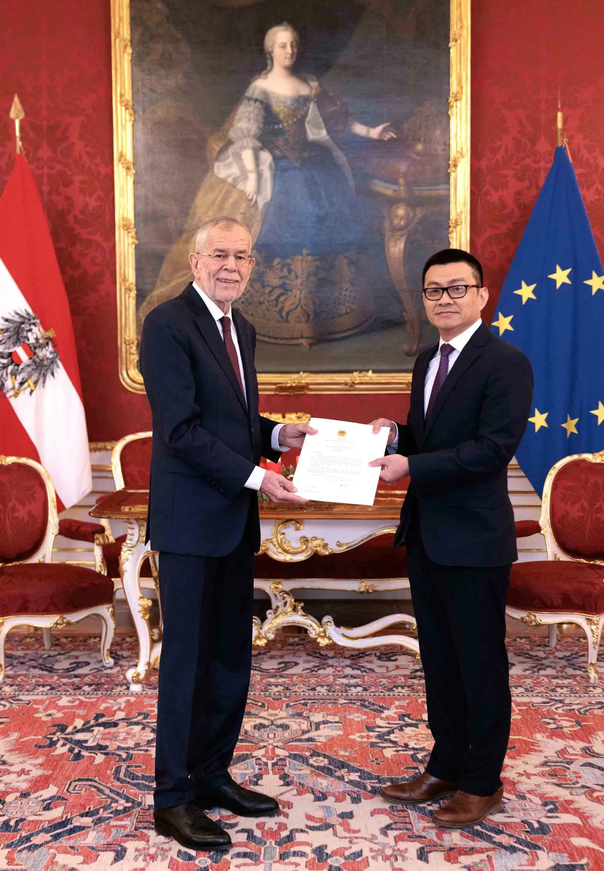 Đại sứ Vũ Lê Thái Hoàng trình Thư ủy nhiệm lên Tổng thống Áo Đại sứ Vũ Lê Thái Hoàng trình Thư ủy nhiệm lên Tổng thống Áo