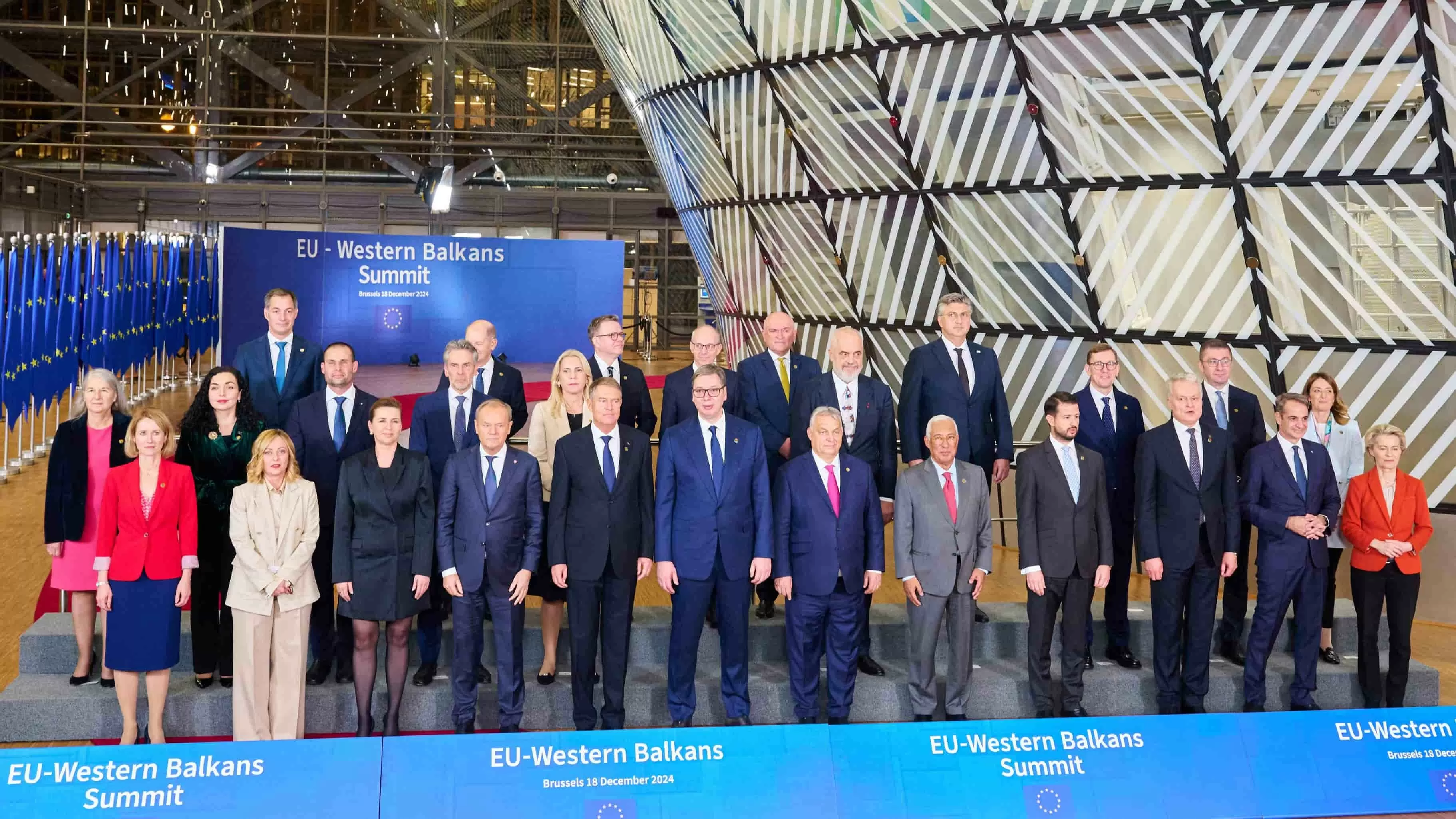 Gọi Tây Balkan là 'trái tim', EU hứa hẹn con đường hội nhập, một quốc gia có bước tiến quan trọng hướng tới 'nhà chung' Gọi Tây Balkan là 'trái tim', EU hứa hẹn con đường hội nhập, một quốc gia có bước tiến quan trọng hướng tới 'nhà chung'