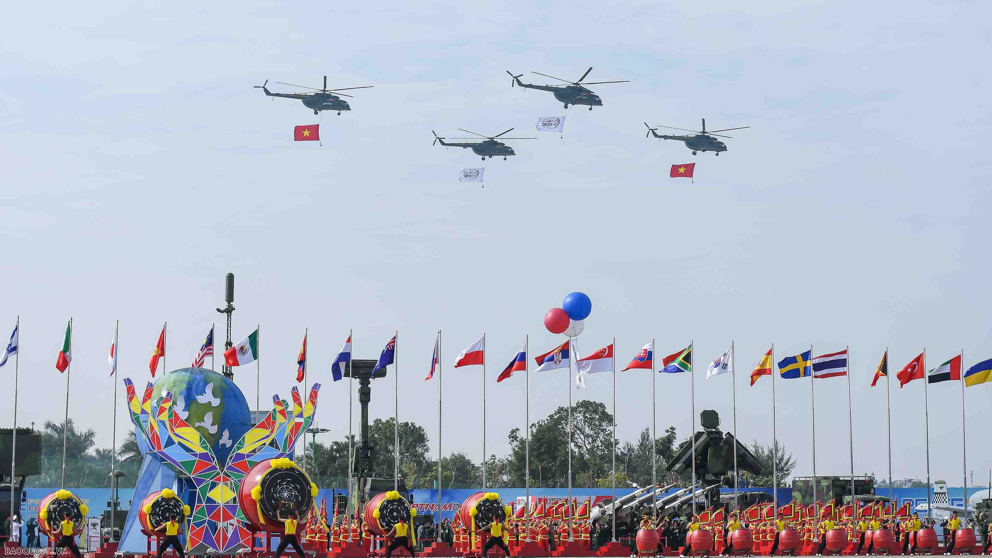 trien lam quoc phong quoc te 2024 dau an viet nam tu goc nhin cua dai su nuoc ngoai