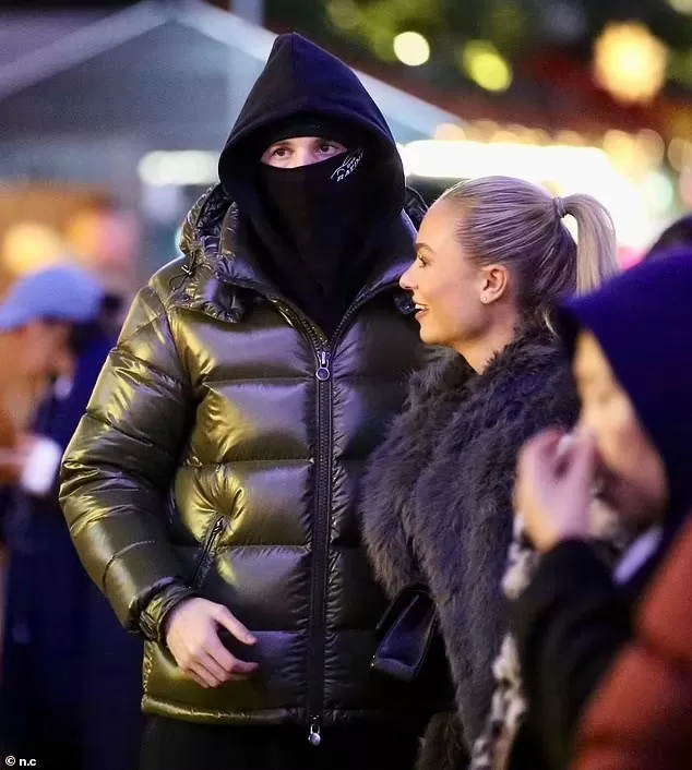 Mặc như ninja, tiền vệ Cole Palmer đưa bạn gái đi chơi Giáng sinh Mặc như ninja, tiền vệ Cole Palmer đưa bạn gái đi chơi Giáng sinh