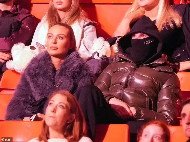 Mặc như ninja, tiền vệ Cole Palmer đưa bạn gái đi chơi Giáng sinh Mặc như ninja, tiền vệ Cole Palmer đưa bạn gái đi chơi Giáng sinh