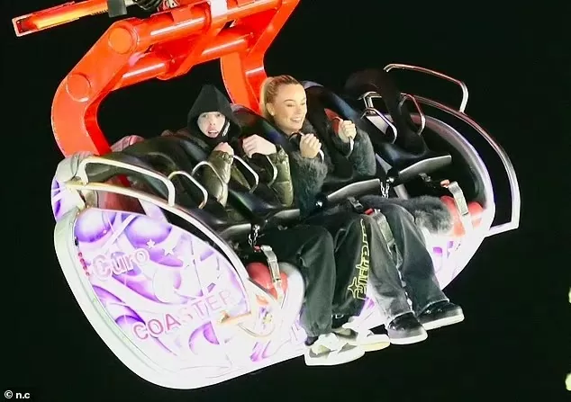 Mặc như ninja, tiền vệ Cole Palmer đưa bạn gái đi chơi Giáng sinh Mặc như ninja, tiền vệ Cole Palmer đưa bạn gái đi chơi Giáng sinh