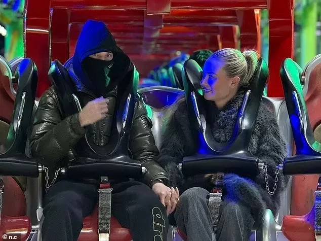 Mặc như ninja, tiền vệ Cole Palmer đưa bạn gái đi chơi Giáng sinh Mặc như ninja, tiền vệ Cole Palmer đưa bạn gái đi chơi Giáng sinh