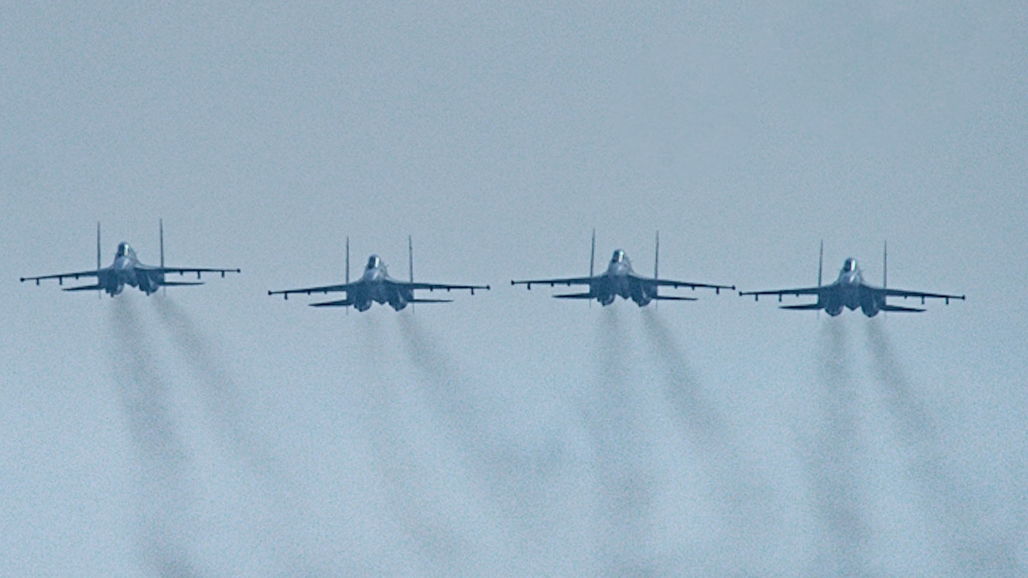 Triển lãm Quốc phòng quốc tế Việt Nam 2024: Chiêm ngưỡng tiêm kích Su30-MK2 lộn nhào, nhả bẫy nhiệt trên không