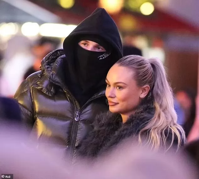 Mặc như ninja, tiền vệ Cole Palmer đưa bạn gái đi chơi Giáng sinh Mặc như ninja, tiền vệ Cole Palmer đưa bạn gái đi chơi Giáng sinh