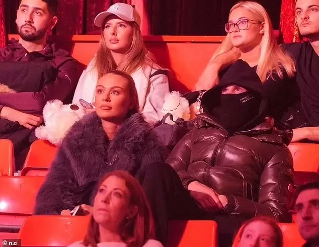 Mặc như ninja, tiền vệ Cole Palmer đưa bạn gái đi chơi Giáng sinh Mặc như ninja, tiền vệ Cole Palmer đưa bạn gái đi chơi Giáng sinh