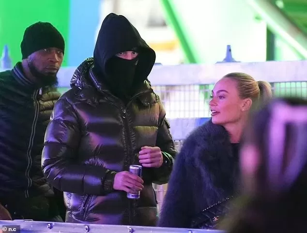 Mặc như ninja, tiền vệ Cole Palmer đưa bạn gái đi chơi Giáng sinh Mặc như ninja, tiền vệ Cole Palmer đưa bạn gái đi chơi Giáng sinh