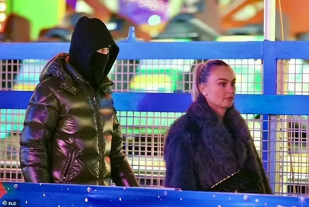 Mặc như ninja, tiền vệ Cole Palmer đưa bạn gái đi chơi Giáng sinh Mặc như ninja, tiền vệ Cole Palmer đưa bạn gái đi chơi Giáng sinh