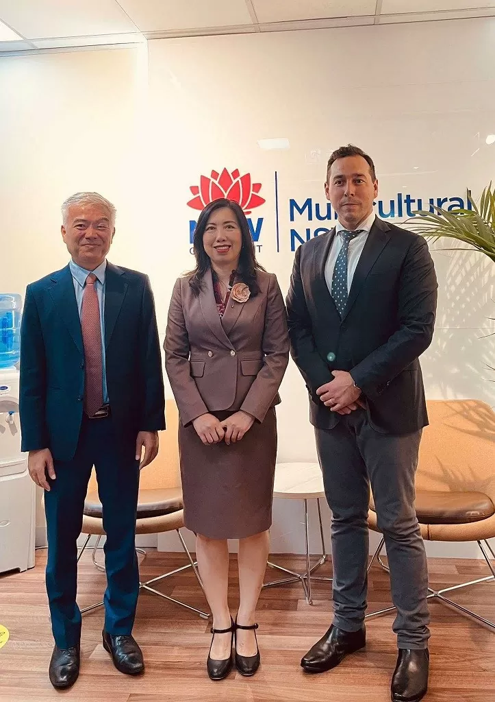 Thứ trưởng Lê Thị Thu Hằng, Tổng Lãnh sự Việt Nam tại Sydney Nguyễn Thanh Tùng và ông Joseph La Postra – Quốc vụ khanh Bộ đa sắc tộc bang NSW. Thứ trưởng Lê Thị Thu Hằng, Tổng Lãnh sự Việt Nam tại Sydney Nguyễn Thanh Tùng và ông Joseph La Postra – Quốc vụ khanh Bộ đa sắc tộc bang NSW.