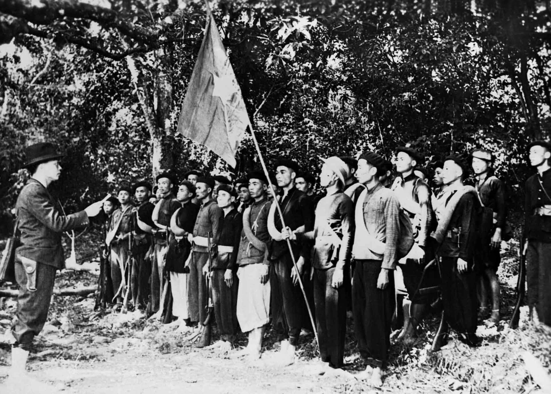 Ngày 22/12/1944, Đội Việt Nam Tuyên truyền Giải phóng quân (tiền thân của Quân đội nhân dân Việt Nam) được thành lập tại Cao Bằng. Sau ngày thành lập, đội xuất quân và giành thắng lợi giòn giã trong hai trận đánh, mở ra truyền thống đánh thắng trận đầu và đã ra quân là đánh thắng của quân đội ta. (Nguồn: Tư liệu TTXVN) Ngày 22/12/1944, Đội Việt Nam Tuyên truyền Giải phóng quân (tiền thân của Quân đội nhân dân Việt Nam) được thành lập tại Cao Bằng. Sau ngày thành lập, đội xuất quân và giành thắng lợi giòn giã trong hai trận đánh, mở ra truyền thống đánh thắng trận đầu và đã ra quân là đánh thắng của quân đội ta. (Nguồn: Tư liệu TTXVN)