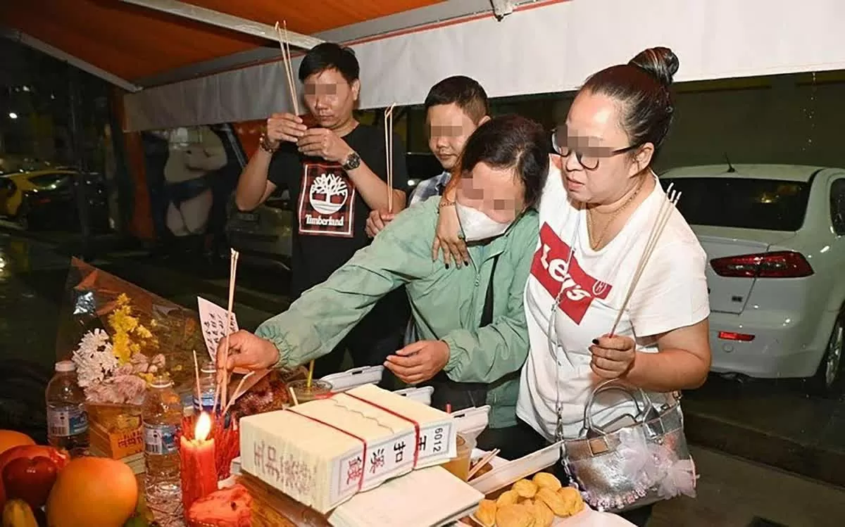 Bạn bè và người thân đến viếng bà Hồng tối 10-12 - Ảnh: STRAIT TIMES Bạn bè và người thân đến viếng bà Hồng tối 10-12 - Ảnh: STRAIT TIMES